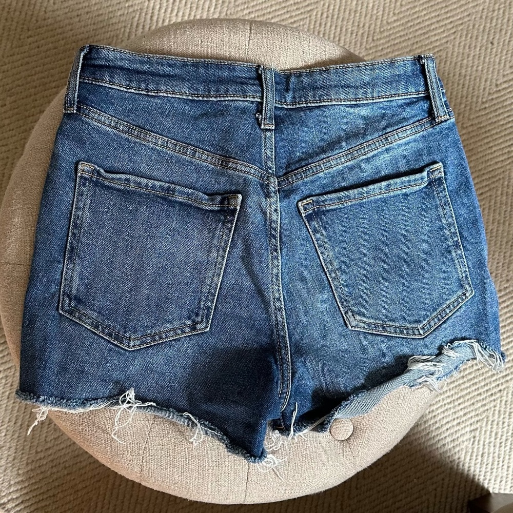 Great Condition Old Navy High Rise O.G. Straight Jean Shorts Size 4 - Picture 2 of 3